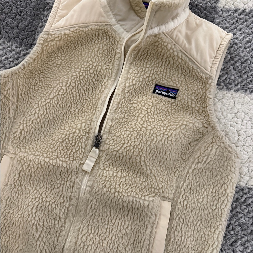 Patagonia Cream Sherpa Vest with Logo Patch - Picture 5 of 5